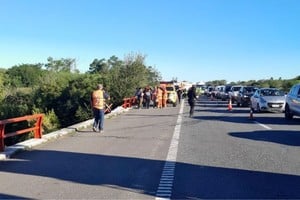 Autopista Rosario–Santa Fe: despiste de camión en el km 30, a la altura de Villa La Ribera.