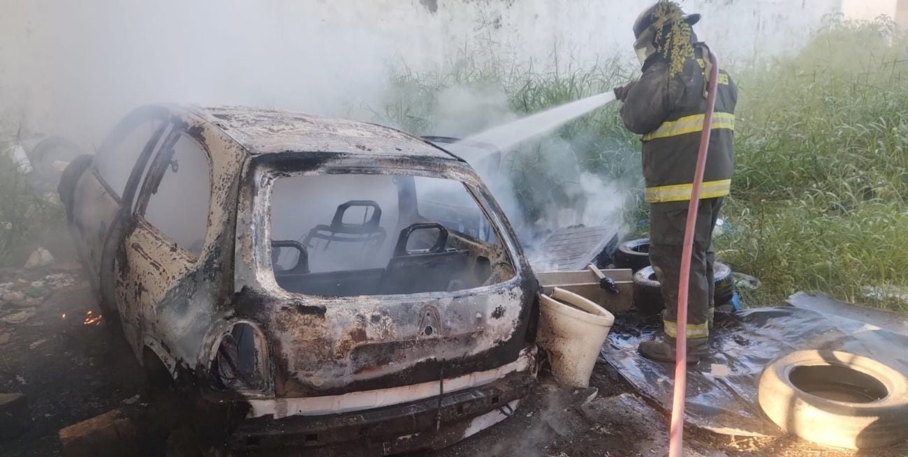 Incendio y destrucción total de un automóvil abandonado en Blas Parera