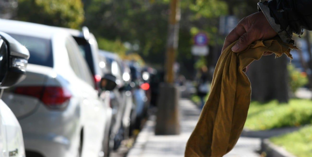 "Entre tantos parches, es una nueva vía": opiniones sobre el proyecto de prohibición de cuidacoches