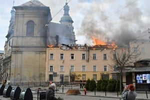 Un testigo captó el momento del impacto de un drone ruso contra un edificio histórico en Lviv.