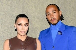 La dinámica entre ambos combina dos mundos que suelen retroalimentarse: el glamour de Hollywood y la adrenalina de la máxima categoría del automovilismo. 