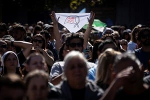 La Plaza de Mayo se colmó durante la jornada por el 50° aniversario del golpe de Estado de 1976. Foto: Xinhua