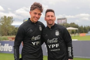 Otros tiempos. Juventud y experiencia. Giay y Messi, hoy en la selección mayor. Gentileza.