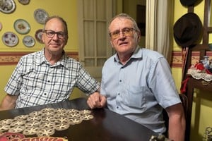 Urs Zenklusen y  Lukas Arnold,  durante su visita a San Jerónimo Norte.