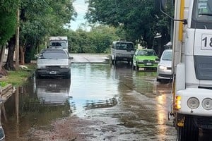 Calle inundada con aguas servidas en Alejandro Greca al 1000, Barrio El Pozo.