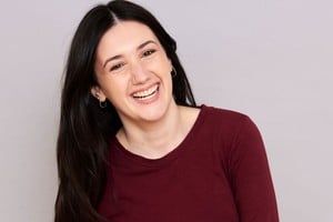 Agustina ahora coordina artistas, equipos creativos y producciones en vivo a diario.