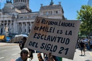 Muestras de rechazo frente al Congreso de la Nación. Dicen los autores:"La premisa que desde el oficialismo se esgrime en cuanto a que 'la flexibilización' es necesaria para la creación de empleo registrado, aún si fuera cierta... ¿alcanza para justificar la quita de derechos a los trabajadores que actualmente están en blanco?"