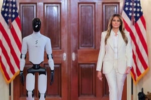 La primera dama estadounidense, Melania Trump, camina junto a un robot humanoide mientras preside una mesa redonda en el segundo día de la cumbre inaugural de la Coalición Global "Fomentando el Futuro Juntos". REUTERS/Kylie Cooper