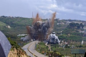 Explosión durante un ataque aéreo israelí contra un puente sobre el río Litani, en Qasmiyeh, en el sur del Líbano. Aviones caza israelíes atacaron el 22 de marzo el puente Qasmiyeh. Crédito: Xinhua/Ali Hashisho