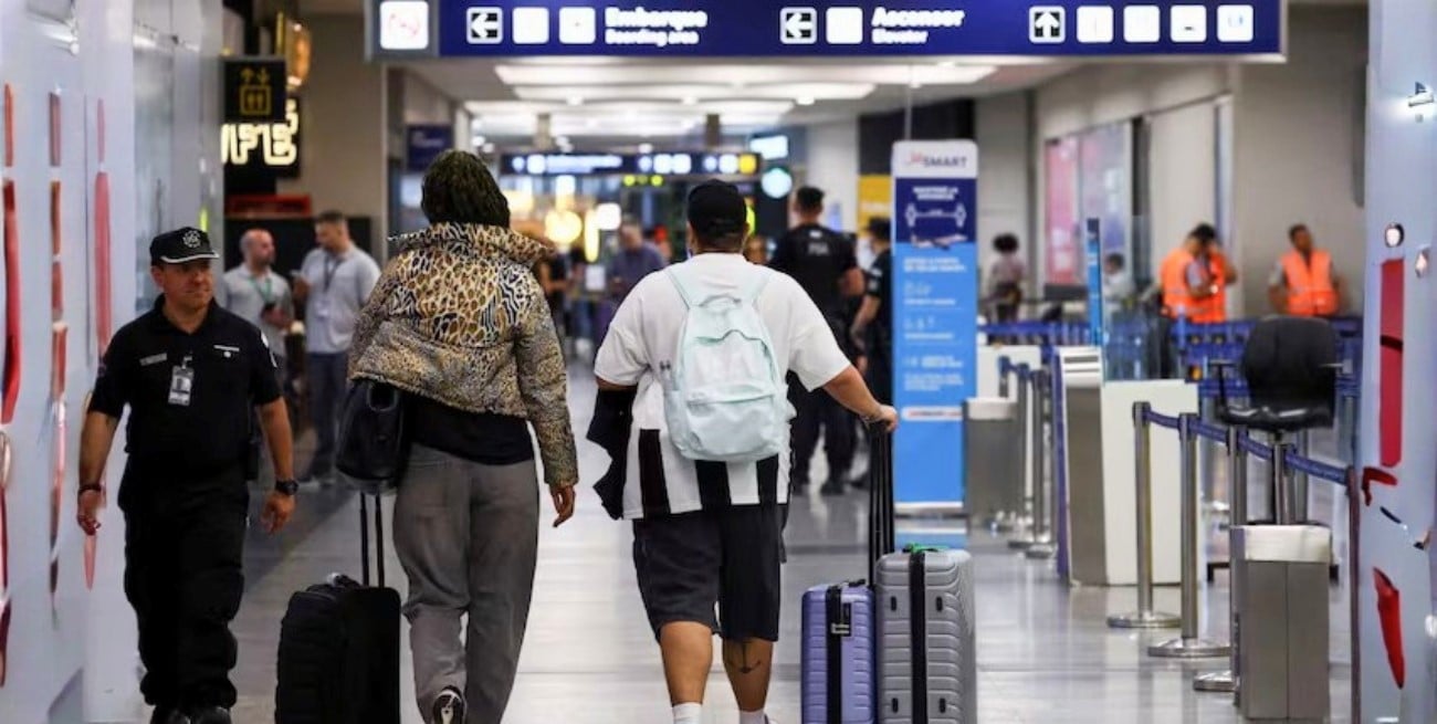 Bajaron los viajes al exterior en febrero, pero sigue el déficit en la balanza turística