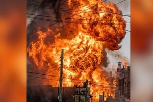 Incendio y explosiones en un depósito de garrafas en Buenos Aires.