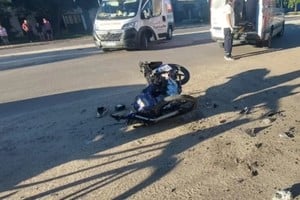 Como consecuencia del impacto, el motociclista perdió la vida en el lugar.