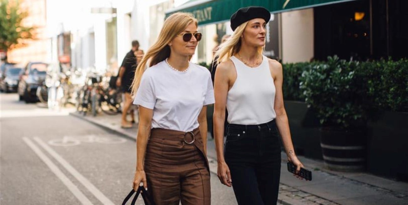 Looks con remera blanca básica: claves de las pasarelas 2026