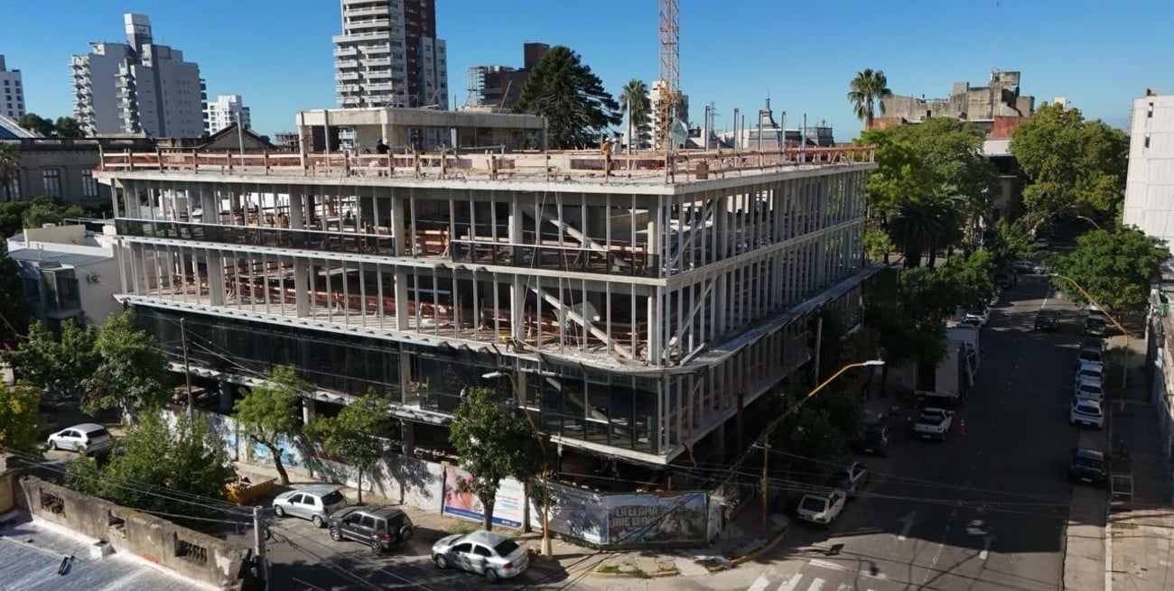 Con un 40% ejecutado, el Instituto N° 8 empieza a mostrar su fachada de vidrio