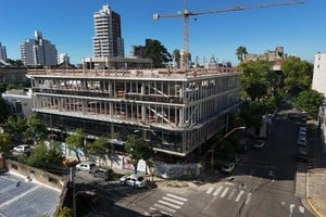 La nueva construcción ya incorpora elementos clave del diseño, como la piel de vidrio y las divisiones internas. Foto: Fernando Nicola