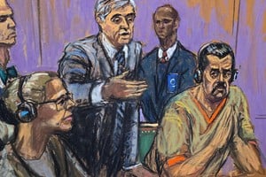 Boceto del expresidente venezolano Nicolás Maduro, junto a su esposa, Cilia Flores, acompañados por sus abogados Mark Donnelly y Barry Pollack, en la sala de audiencias en Nueva York. Crédito: REUTERS / Jane Rosenberg.