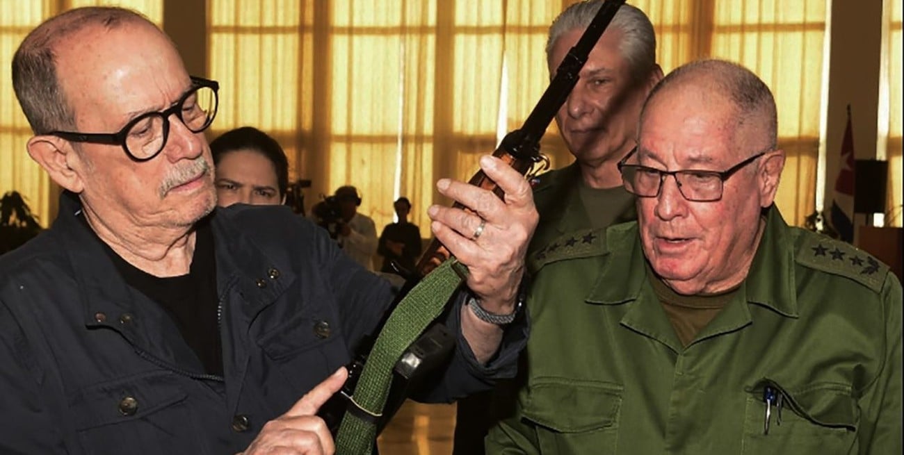 Silvio: necesitamos tu guitarra, no tu fusil