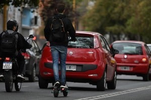 La falta de regulación sobre monopatines eléctricos preocupa a las autoridades. Crédito: Manuel Fabatía.