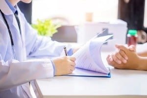 El rol del clínico trasciende la simple consulta de consultorio. Son profesionales capacitados para abordar un espectro inabarcable de patologías, pero su valor agregado reside en la atención integral. 