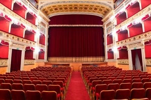 El teatro es, quizás, la forma artística que mejor sobrevive al paso del tiempo porque se basa en lo más elemental: un cuerpo, una voz y una mirada que observa desde la oscuridad.