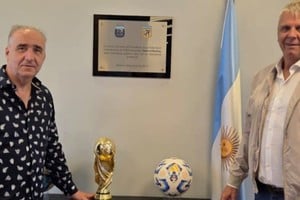 Ariel Sclafani y Adolfo Schweighofer junto a la Copa del Mundo. Gentileza.