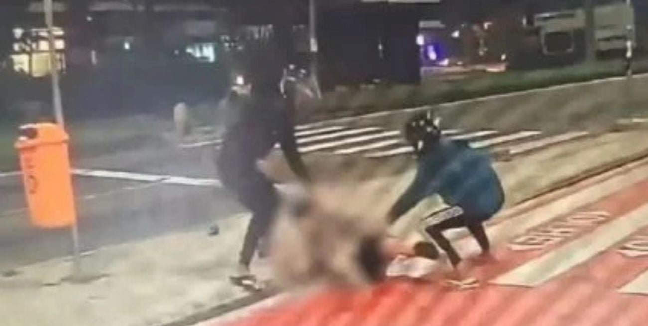 Salvaje robo a un argentino en Brasil: tres motochorros lo persiguieron, lo tiraron al piso y lo dejaron inconsciente