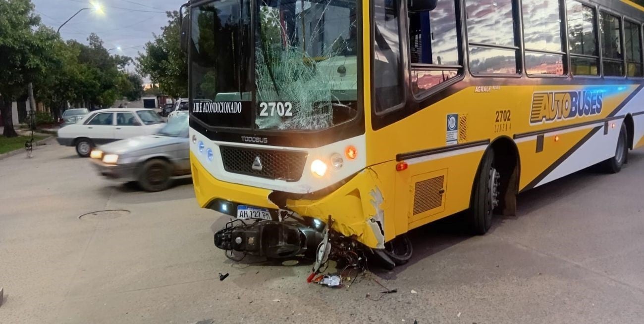 Impactante choque frontal entre un colectivo y una moto; un herido