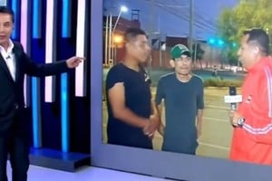 Los dos hombres abordados por el móvil revelaron que acababan de salir de la cárcel y la escena se volvió viral.