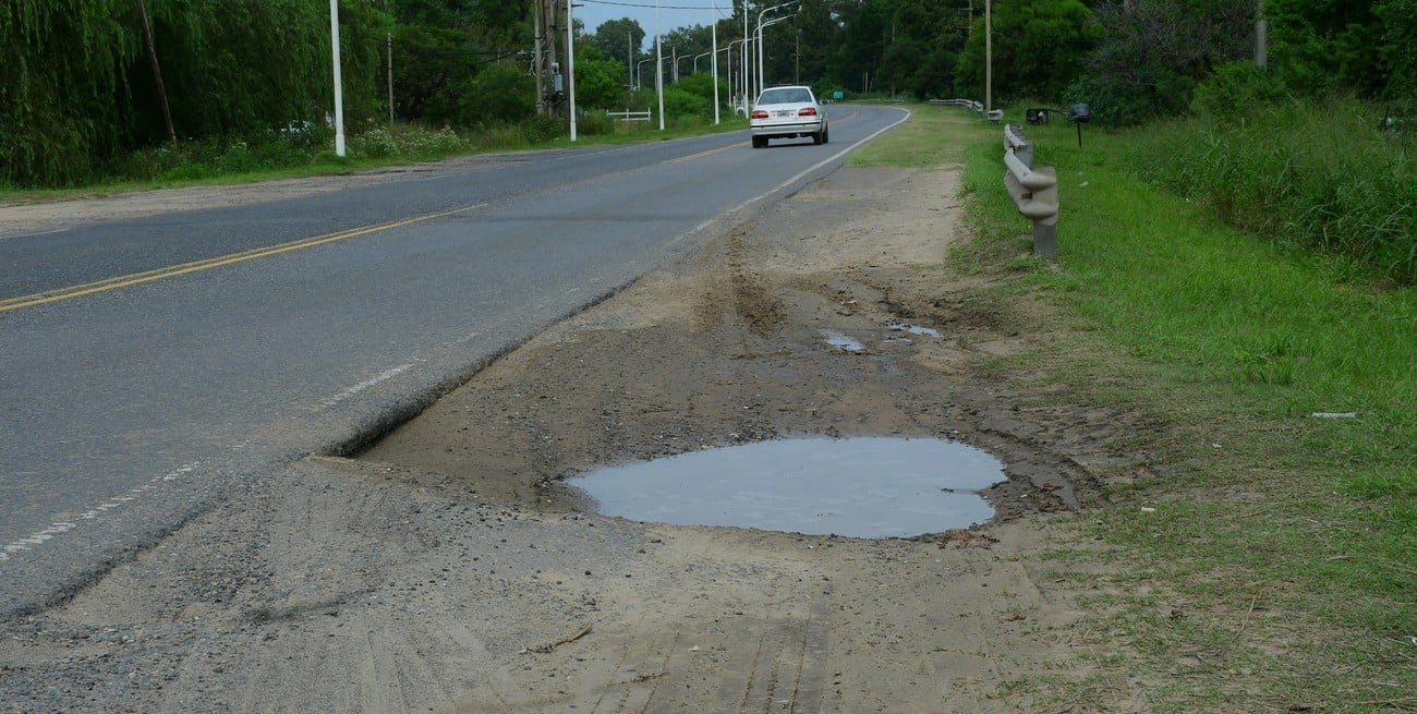 Ruta 1: banquinas descalzadas llenas de pozos en el tramo al Leyes donde proyectan mejoras