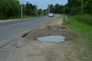 Peligro. Así está la banquina en varios tramos, tras la última lluvia. Flavio Raina.