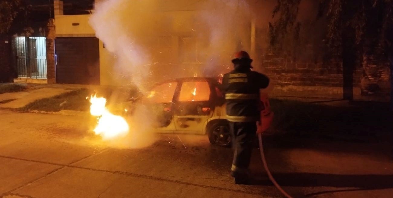 Un incendio destruyó por completo un automóvil en la ciudad de Santa Fe