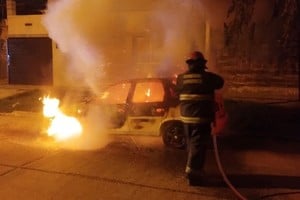 Incendio de un automóvil en Sarmiento 7500. Foto: Gentileza