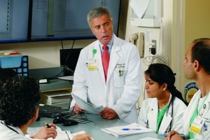 El Dr. Julio Panza, integrante del selecto 2% de los científicos más citados del mundo, durante una jornada clínica en Nueva York.