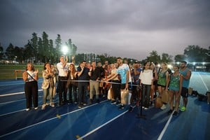 Enrico y Chiarella en el corte de cinta de la nueva pista de Venado Tuerto junto a Germán Chiaraviglio. Crédito: Fernando Nicola