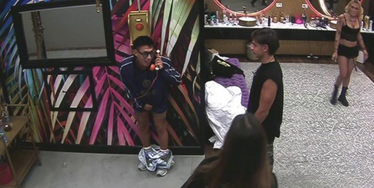 Gran Hermano: Brian Sarmiento corrió del baño al teléfono dorado y terminó mostrando de más