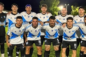 Triunfo y festejo. Ciclón Racing ganó en Candioti. Gentileza