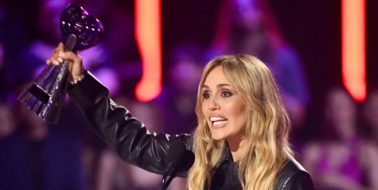 Miley Cyrus recibió el premio Innovator en los iHeartRadio Music Awards y emocionó al recordar a Hannah Montana