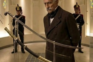 El general José de San Martín, ya en la vejez, contemplando su famoso sable corvo. Recreación digital del ilustrador Ramiro Ghigliazza. El célebre militar habría sido el primero en introducir esta clase de arma en América.