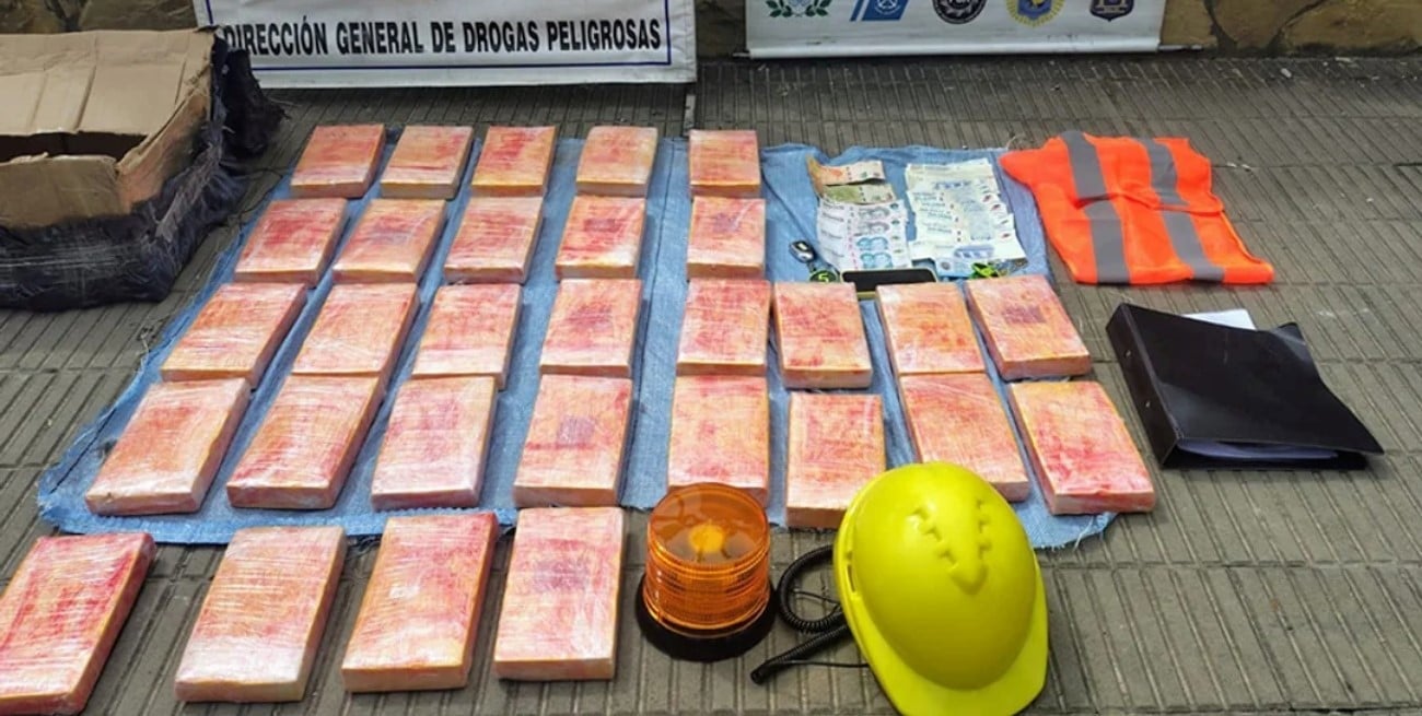 Chocaron, les secuestraron 32 kilos de cocaína, la recuperaron y cayeron tras otra fuga