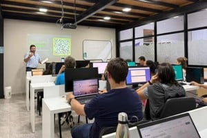 El Centro de Innovación ofrece el laboratorio “Narrativas audiovisuales con IA”, coordinado por Gaspar Aguirre, diseñador gráfico, ilustrador y animador 2D.