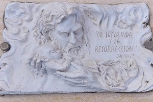 Jesús con un niño no nacido y la esperanza cristiana: "yo soy la resurrección y la vida" (Jn. 11, 25).