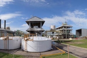 El gobierno nacional autorizó a los productores de combustibles a aumentar la cantidad de bioetanol en las nafta. 