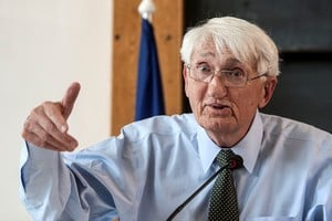 Jürgen Habermas (1929-2026). Notable pensador y sociólogo alemán reconocido por sus trabajos en filosofía política, ética y teoría del derecho, así como en filosofía del lenguaje. Gracias a su amplia actividad como profesor en diversas universidades de Estados Unidos y otros países, así como por la traducción de sus trabajos más importantes a más de cuarenta idiomas, sus teorías son conocidas, estudiadas y discutidas en el mundo entero.