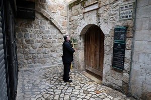 Las puertas de la Iglesia del Santo Sepulcro cerradas, luego de la cancelación de la tradicional procesión del Domingo de Ramos desde el Monte de los Olivos, debido a las restricciones a las reuniones multitudinarias en la Ciudad Vieja de Jerusalén. Crédito: REUTERS/Ammar Awad