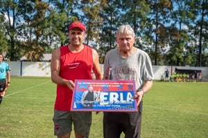 Cerutti y Tobaldo, merecido homenaje al DT más ganador de la historia del club. Gentileza: Ana Bordón.