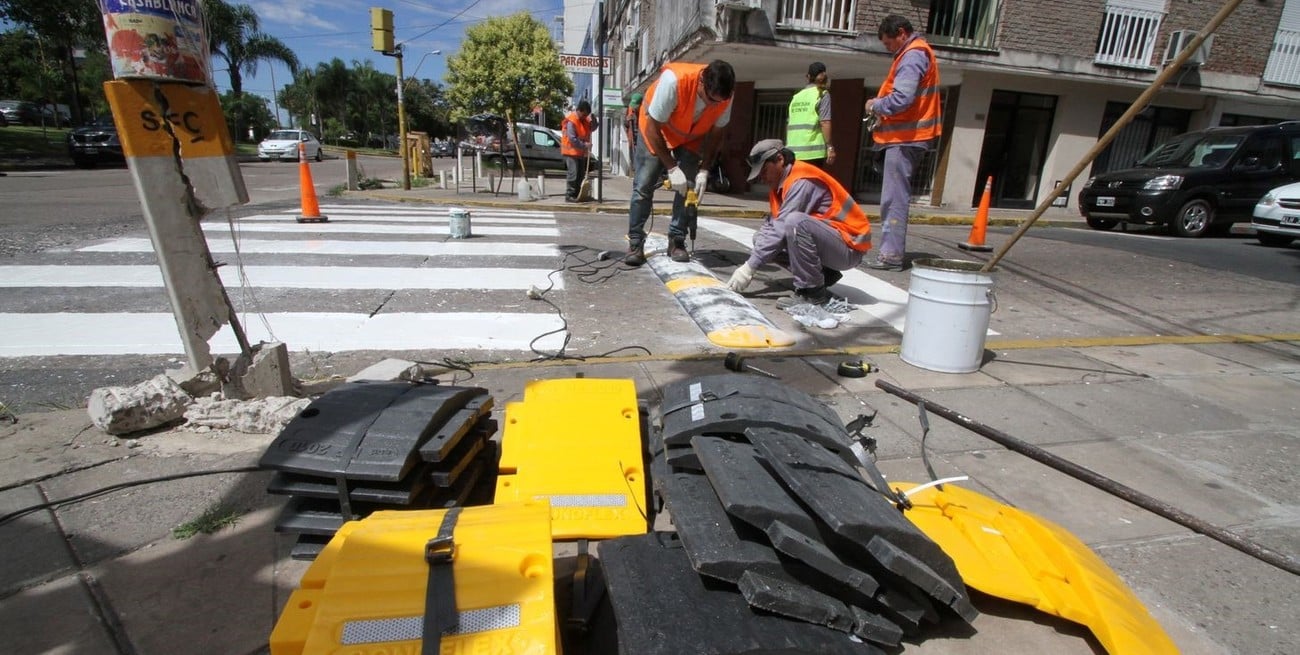 El municipio busca comprar lomos de burro y tachas "anti velocidad" para ordenar el tránsito en Santa Fe