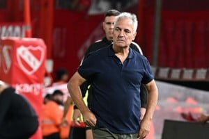 Leo Madelón y una semana de trabajo poco habitual, con varios cambios en la formación de su equipo para enfrentar en cancha de Newell's a Agropecuario. Foto: Juan Manuel Foglia