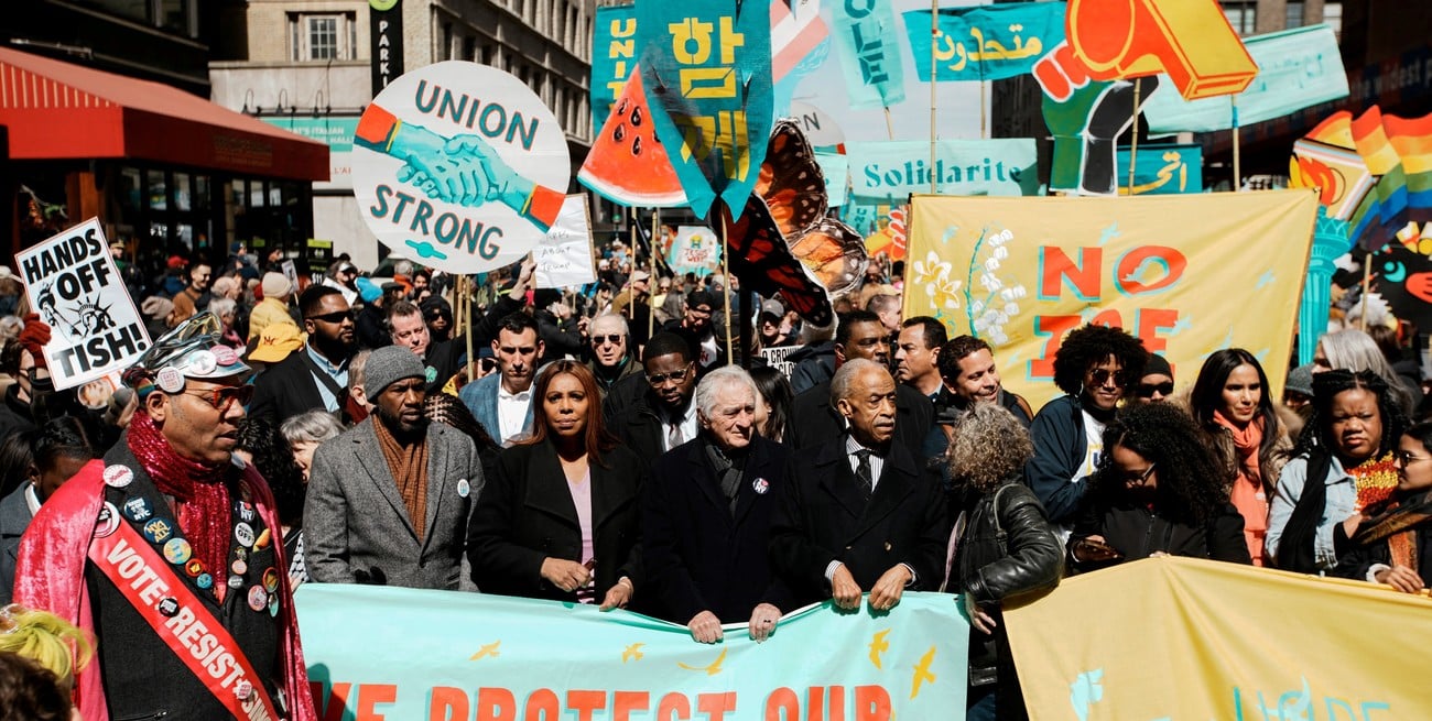 Robert De Niro encabezó la protesta “No Kings” contra Trump en Nueva York