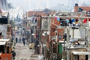 En este cuarto de siglo, 2000-2025, prácticamente se sextuplicaron las villas en la Argentina. "Son el rostro más duro del fracaso argentino, porque no deberíamos estar tan mal", expresan los autores.