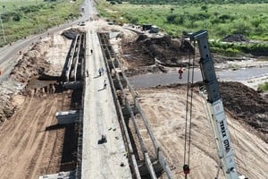 “Con la ejecución de la obra se busca alcanzar un ancho total de 13,70 metros y 103 metros de longitud”, señalaron las autoridades.